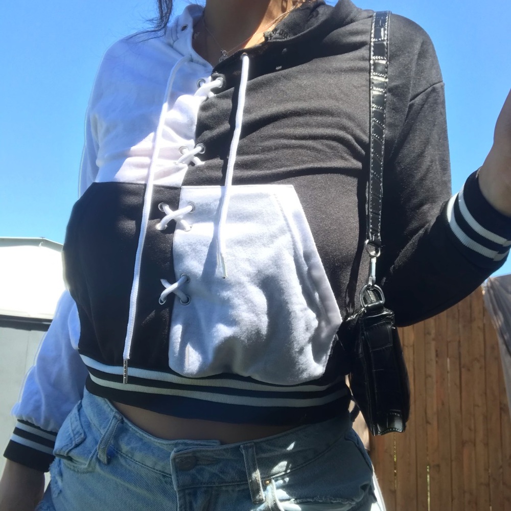 COLOR BLOCK CROPPED SWEATER